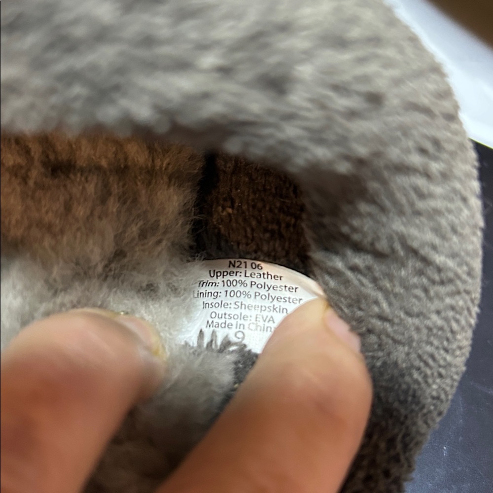 Nuknuuk Men's Leather Slipper Grey Sheepskin Insole Size 9 comfy cozy - Picture 9 of 9